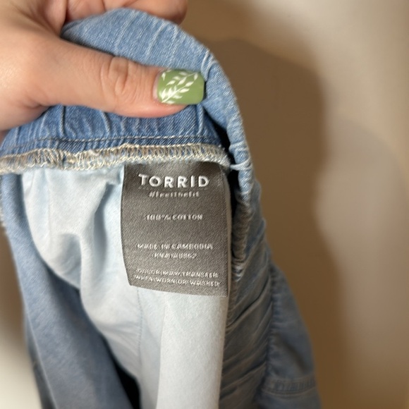 Torrid Women’s Plus Shorts 3.5 Inch Pull-On Lightweight Denim High-Rise Short 4 - Picture 9 of 10